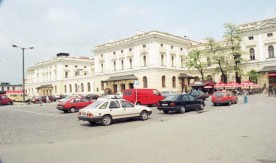 Kraków Główny - parking przed budynkiem dworcowym